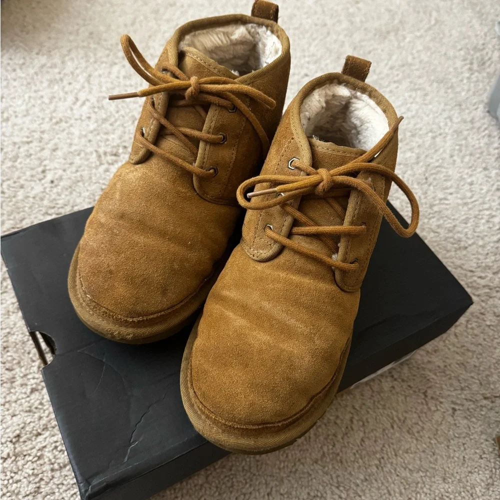 IN BOX UGG NEUMELS SIZE 9